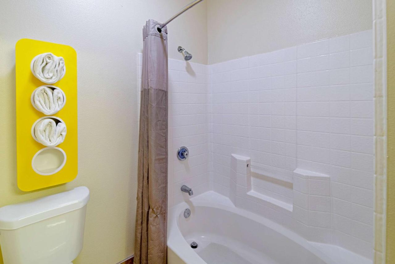 | Motel 6-Rhome, TX