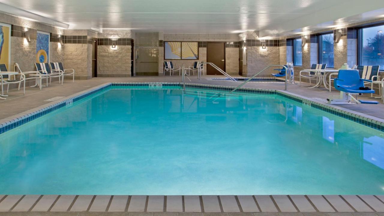 | Holiday Inn Express Hotel & Suites Minneapolis-Minnetonka