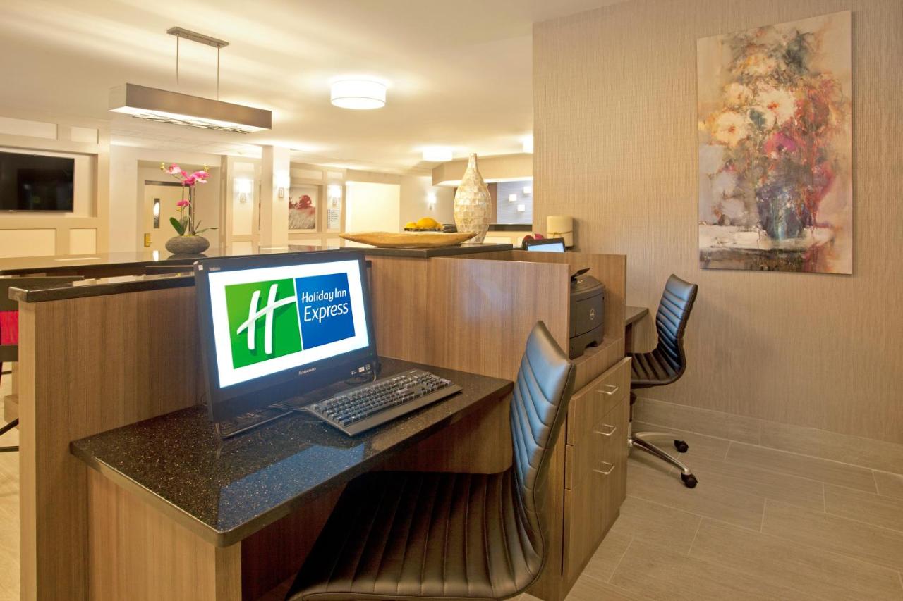 | Holiday Inn Express Hotel & Suites Minneapolis-Minnetonka