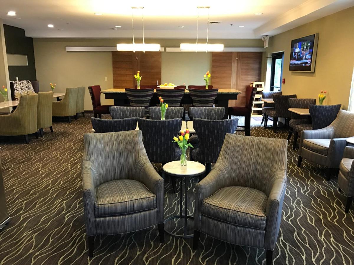  | Holiday Inn Express Hotel & Suites St. Paul-Woodbury