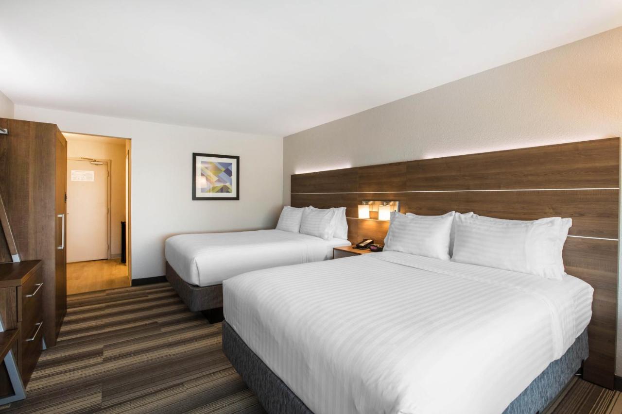 Queen Room with Two Queen Beds - Disability Access at Holiday Inn Express & Suites Ludington by IHG
