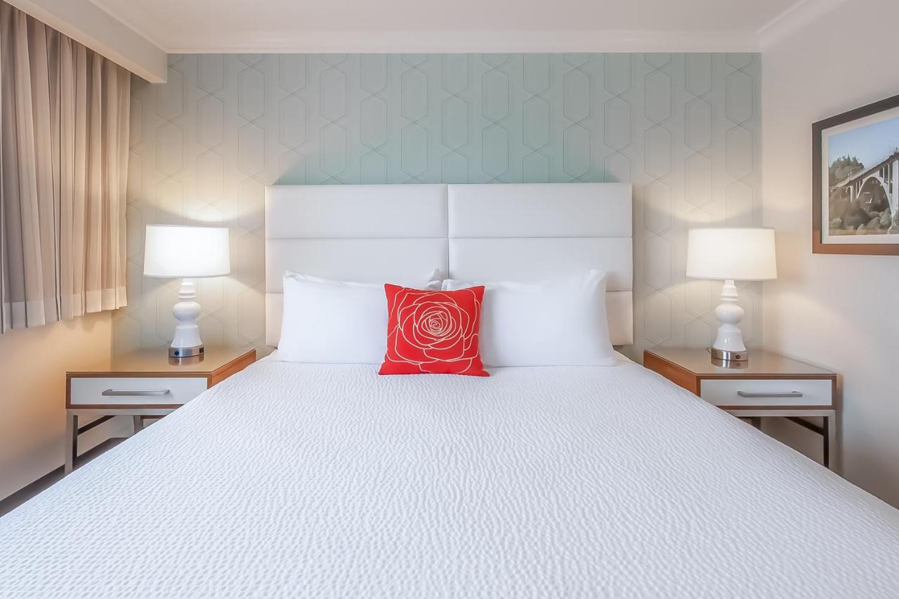 | Pasadena Rose & Crown Hotel