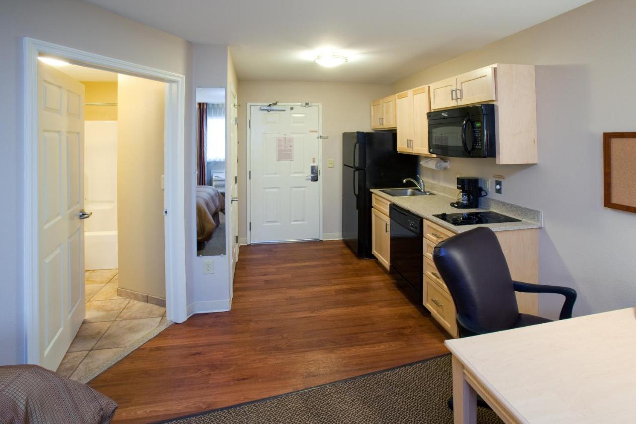 Queen Studio at Candlewood Suites Minot by IHG
