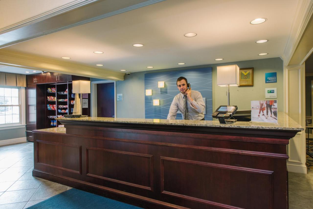 | Holiday Inn Express and Suites Merrimack, an IHG Hotel
