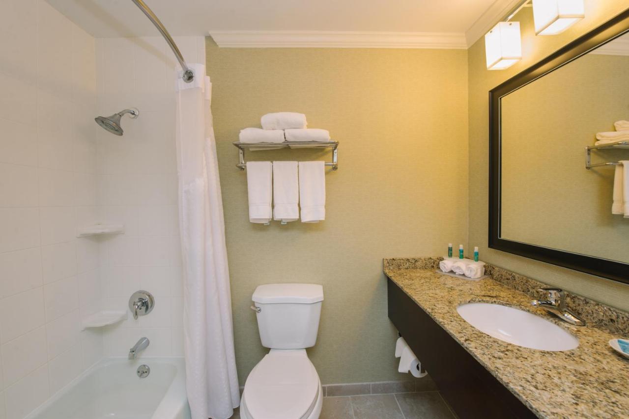 | Holiday Inn Express and Suites Merrimack, an IHG Hotel
