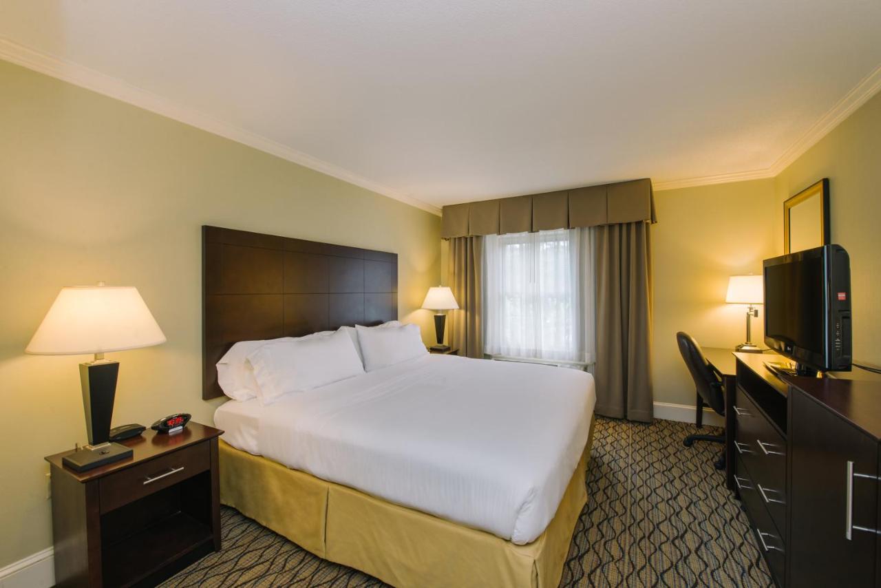| Holiday Inn Express and Suites Merrimack, an IHG Hotel