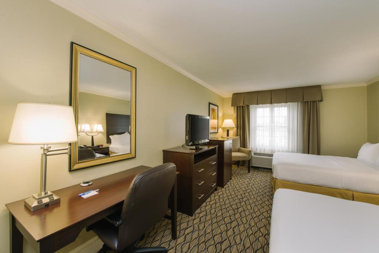 | Holiday Inn Express and Suites Merrimack, an IHG Hotel