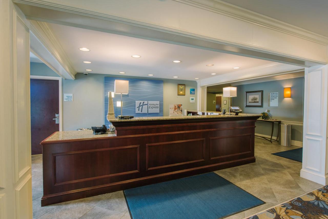 | Holiday Inn Express and Suites Merrimack, an IHG Hotel