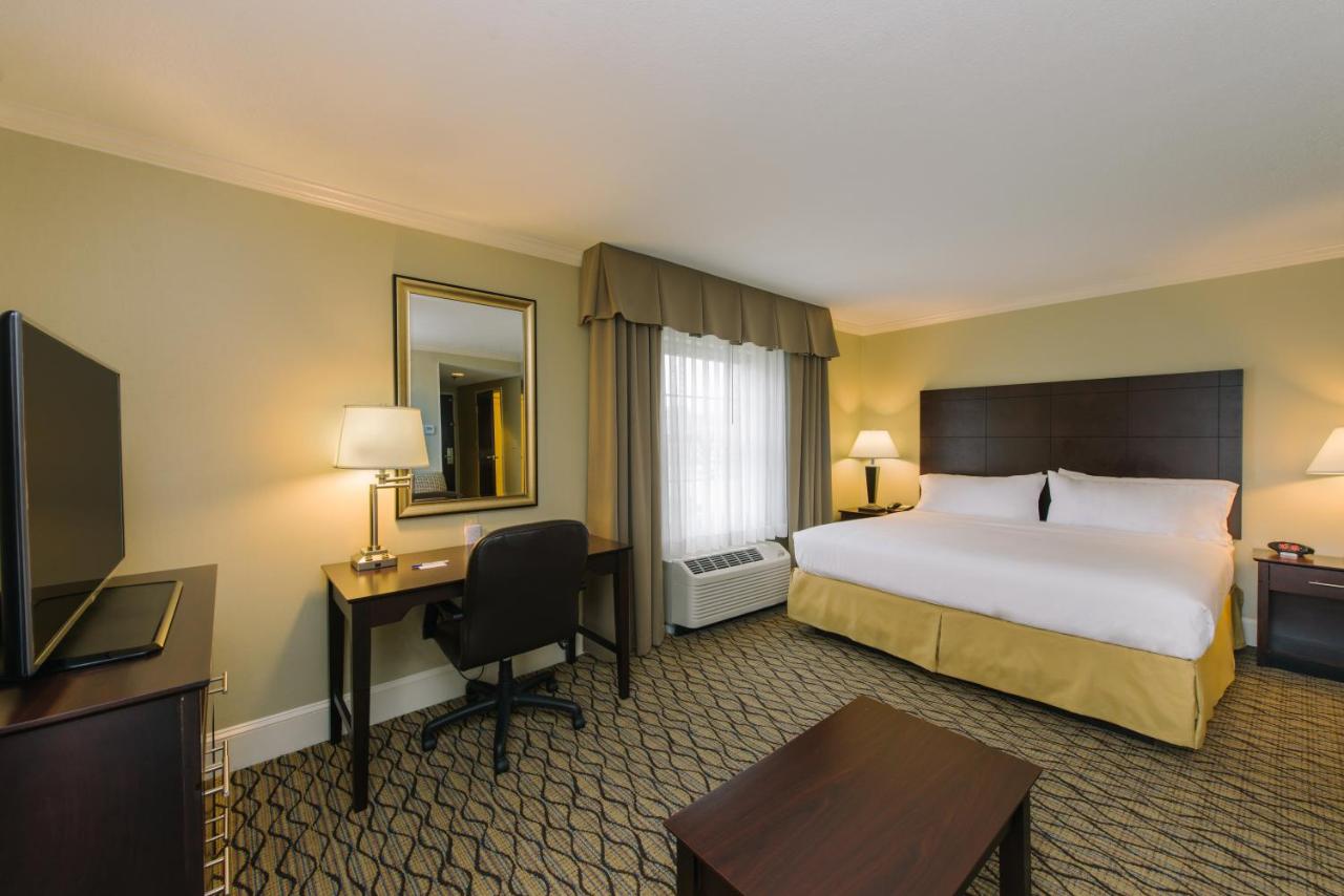 | Holiday Inn Express and Suites Merrimack, an IHG Hotel