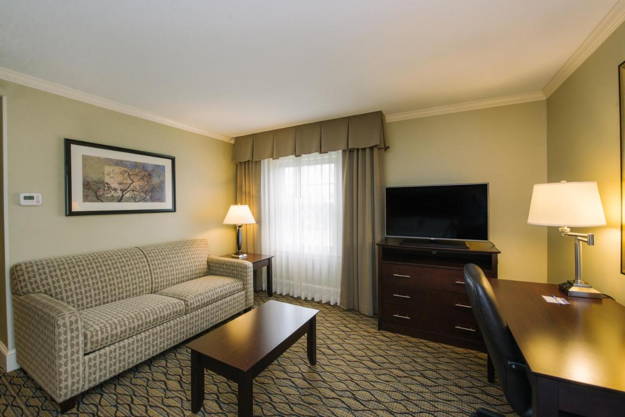 | Holiday Inn Express and Suites Merrimack, an IHG Hotel