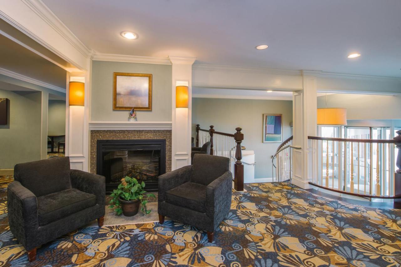 | Holiday Inn Express and Suites Merrimack, an IHG Hotel