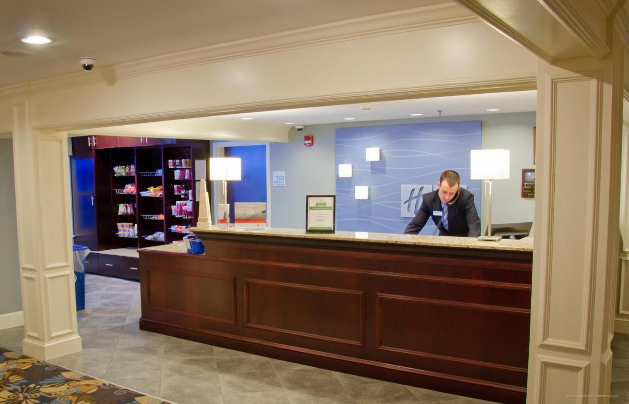 | Holiday Inn Express and Suites Merrimack, an IHG Hotel