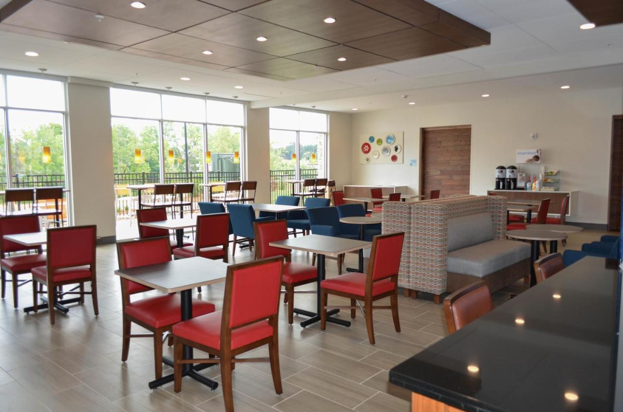 | Holiday Inn Express & Suites Charlotte NE - University Area