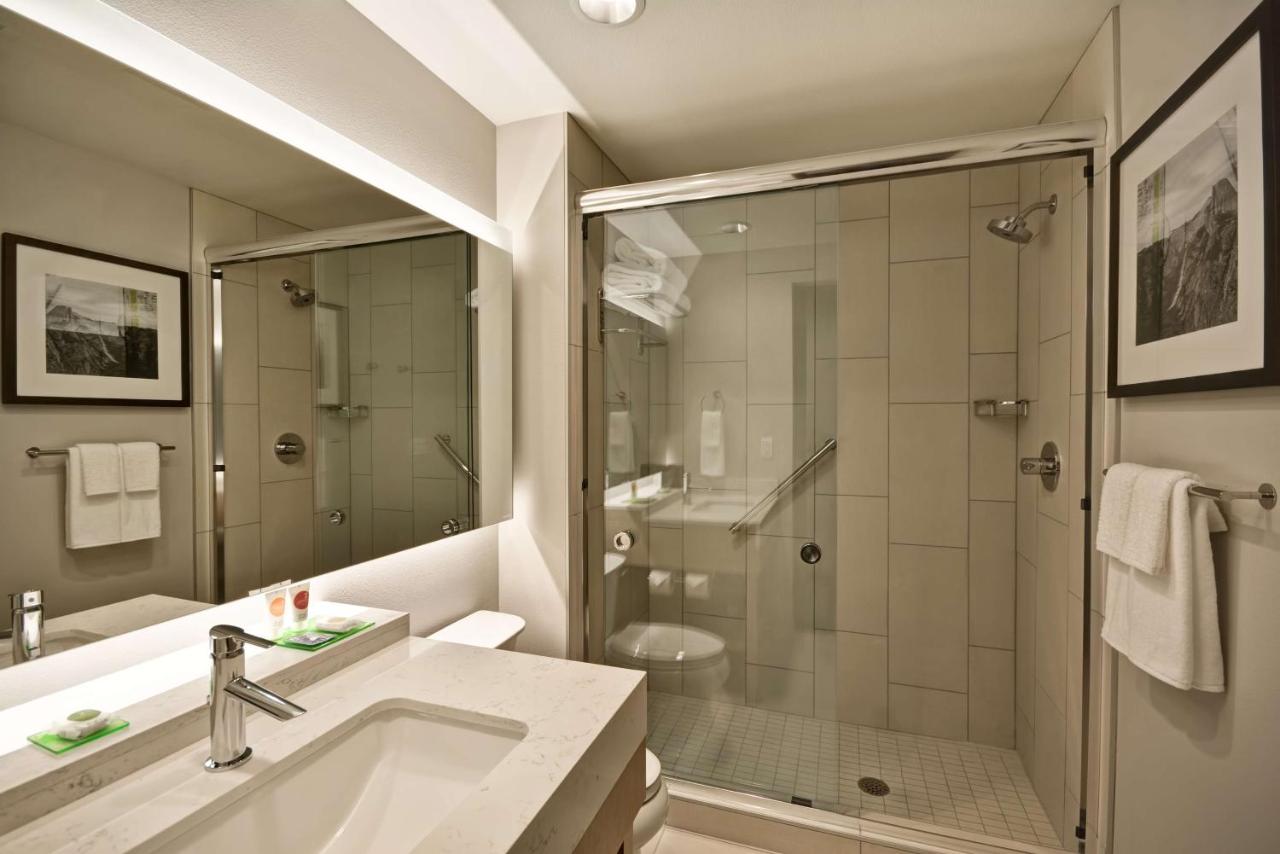 High Floor , 2 Queens at Hyatt Place Fresno