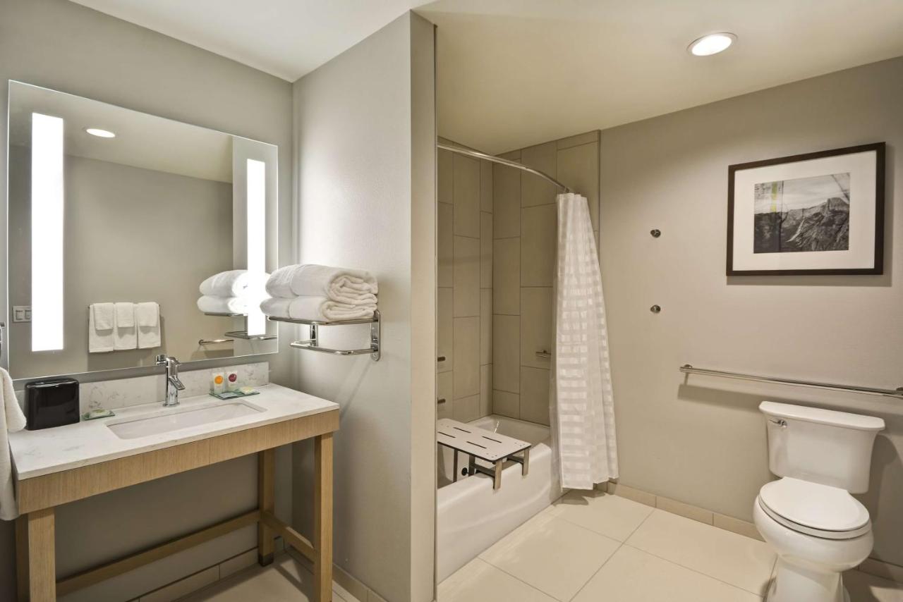 Room, 1 King (Ada W/ Tub) at Hyatt Place Fresno