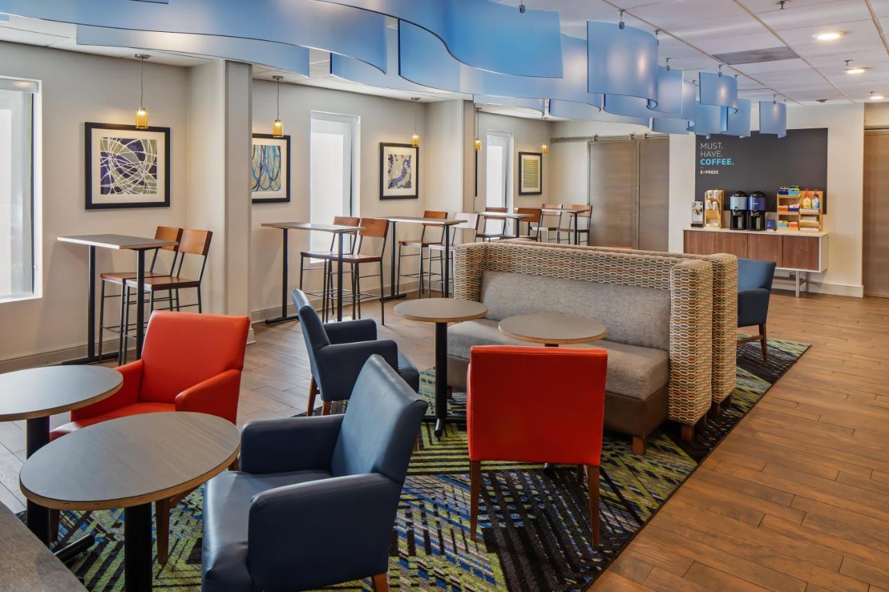 | Holiday Inn Express Atlanta Airport-College Park, an IHG Hotel