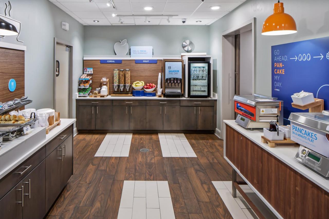 | Holiday Inn Express Atlanta Airport-College Park, an IHG Hotel