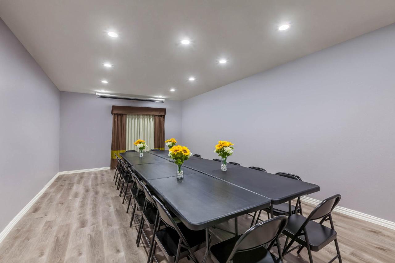 | Super 8 by Wyndham Kingwood Houston North