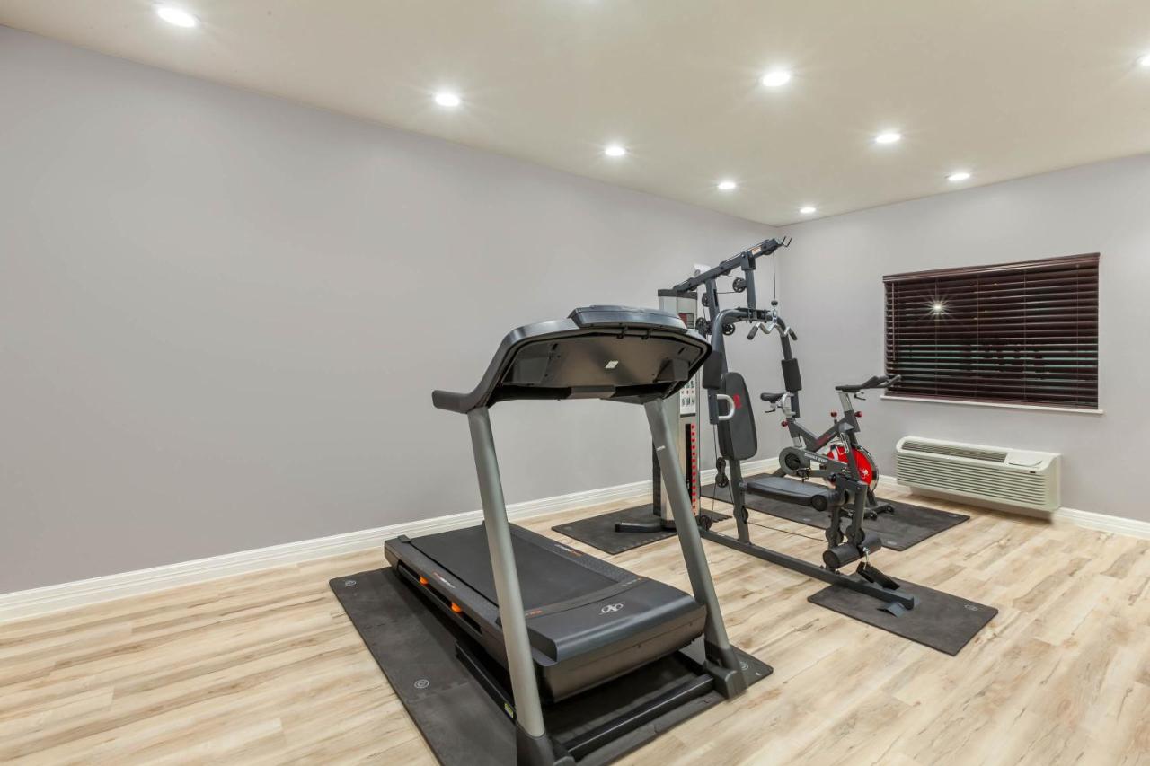 | Super 8 by Wyndham Kingwood Houston North