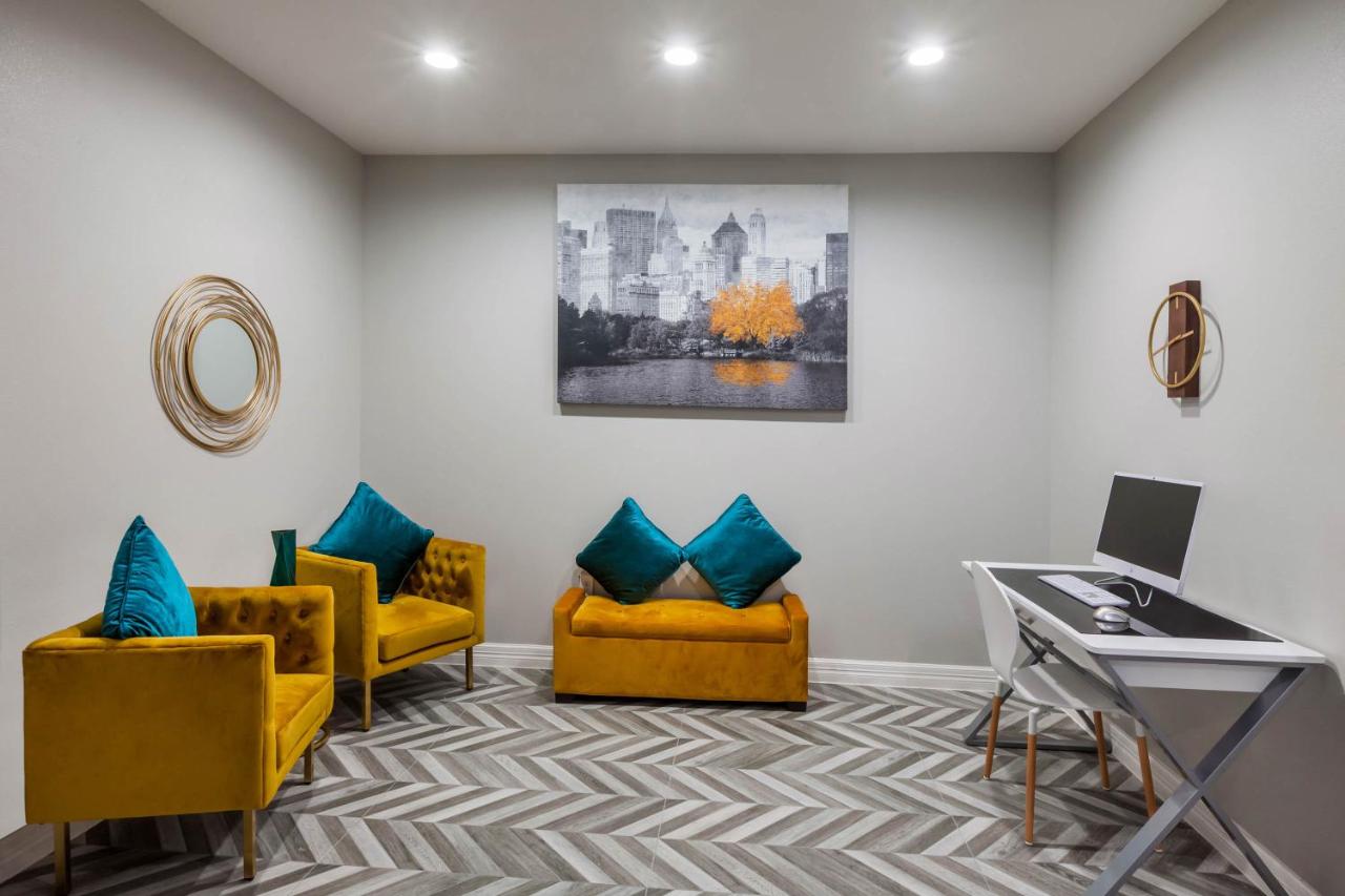 | Super 8 by Wyndham Kingwood Houston North