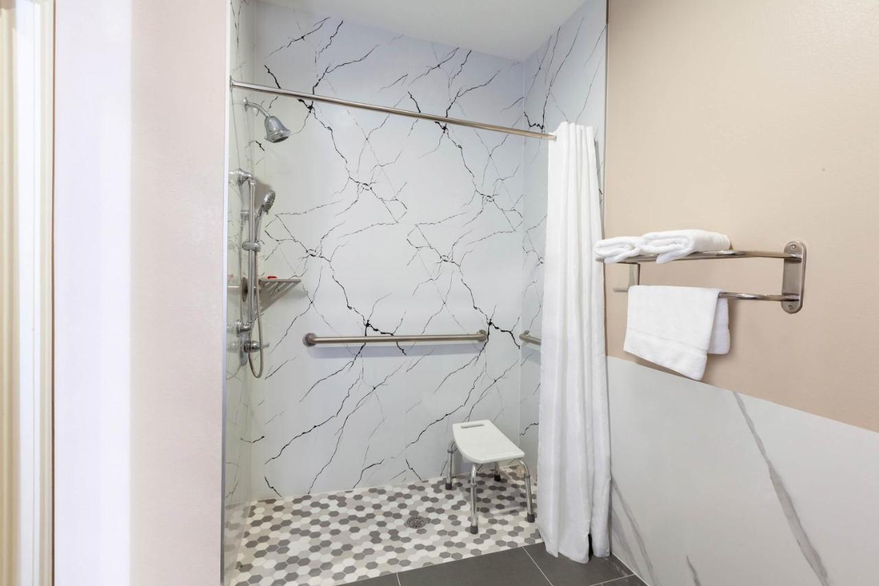 | Super 8 by Wyndham Kingwood Houston North