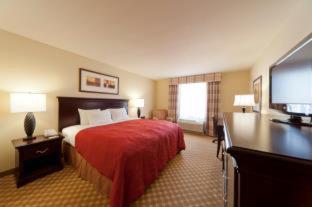 Room #32913718 at Holiday Inn Hotel & Suites Barstow by IHG
