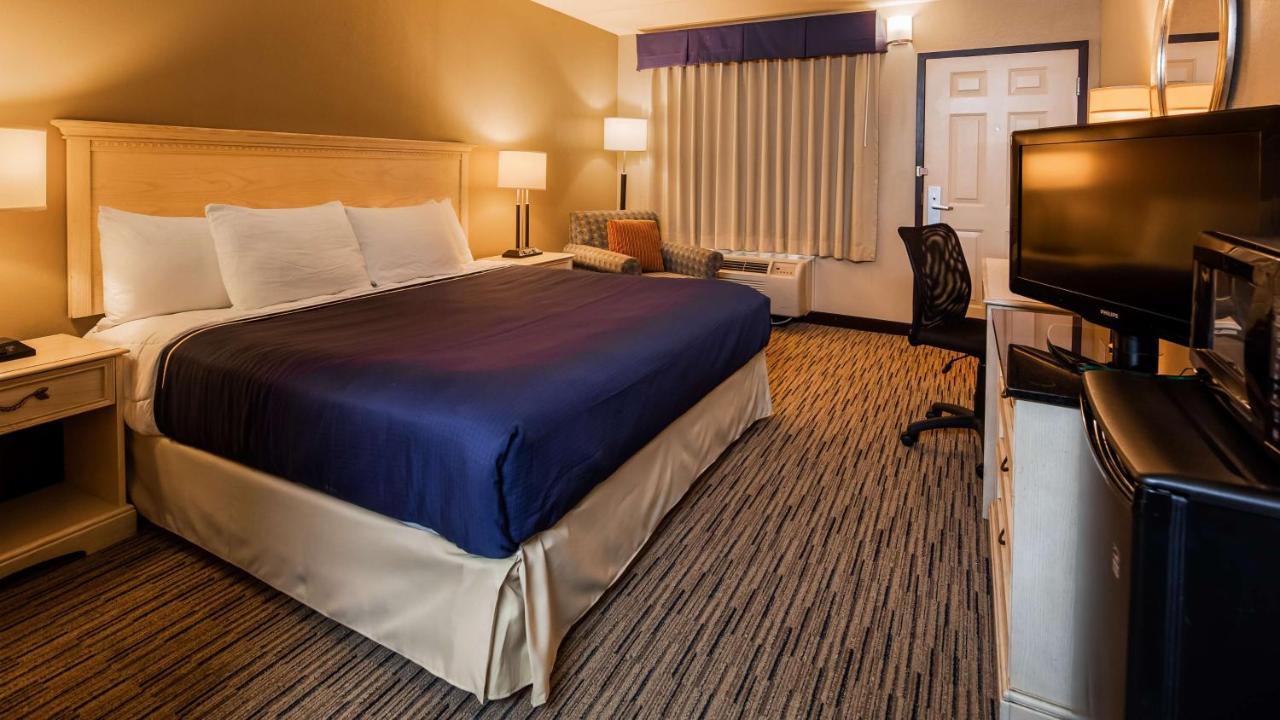 King Room with Roll-In Shower - Disability Access at SureStay Hotel by Best Western Tupelo North