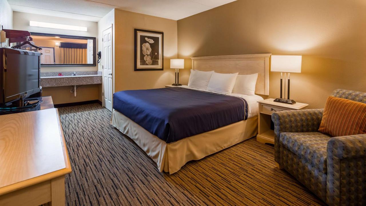 King Room with Roll-In Shower - Disability Access at SureStay Hotel by Best Western Tupelo North