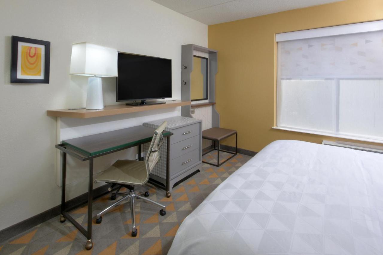 Queen Room with Two Queen Beds - Disability Access Tub at Holiday Inn Raleigh-Durham Airport by IHG