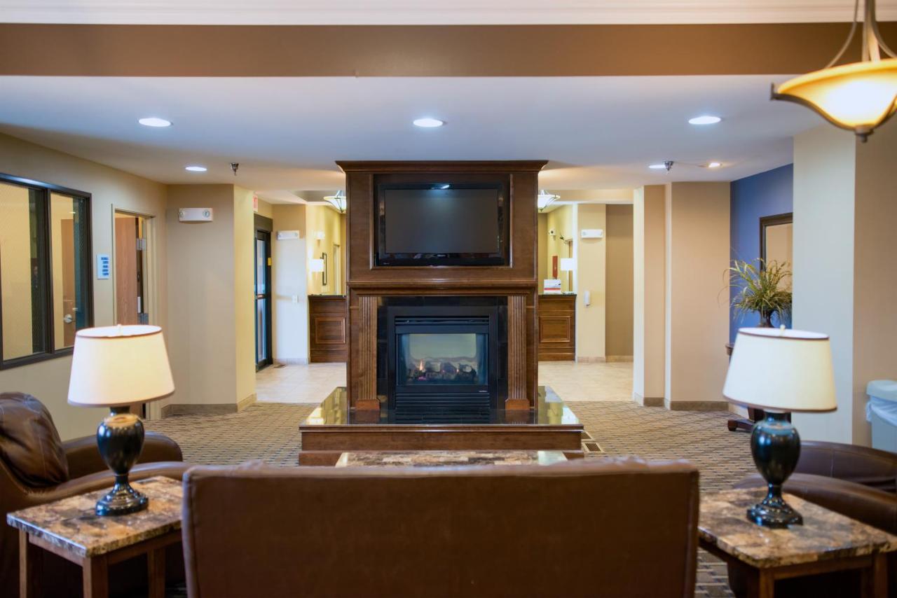 | Holiday Inn Express Devils Lake, an IHG Hotel