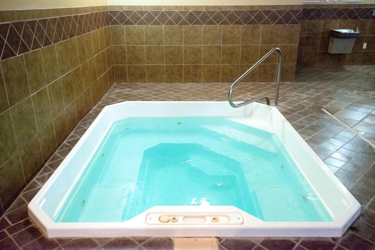 | Holiday Inn Express Devils Lake, an IHG Hotel