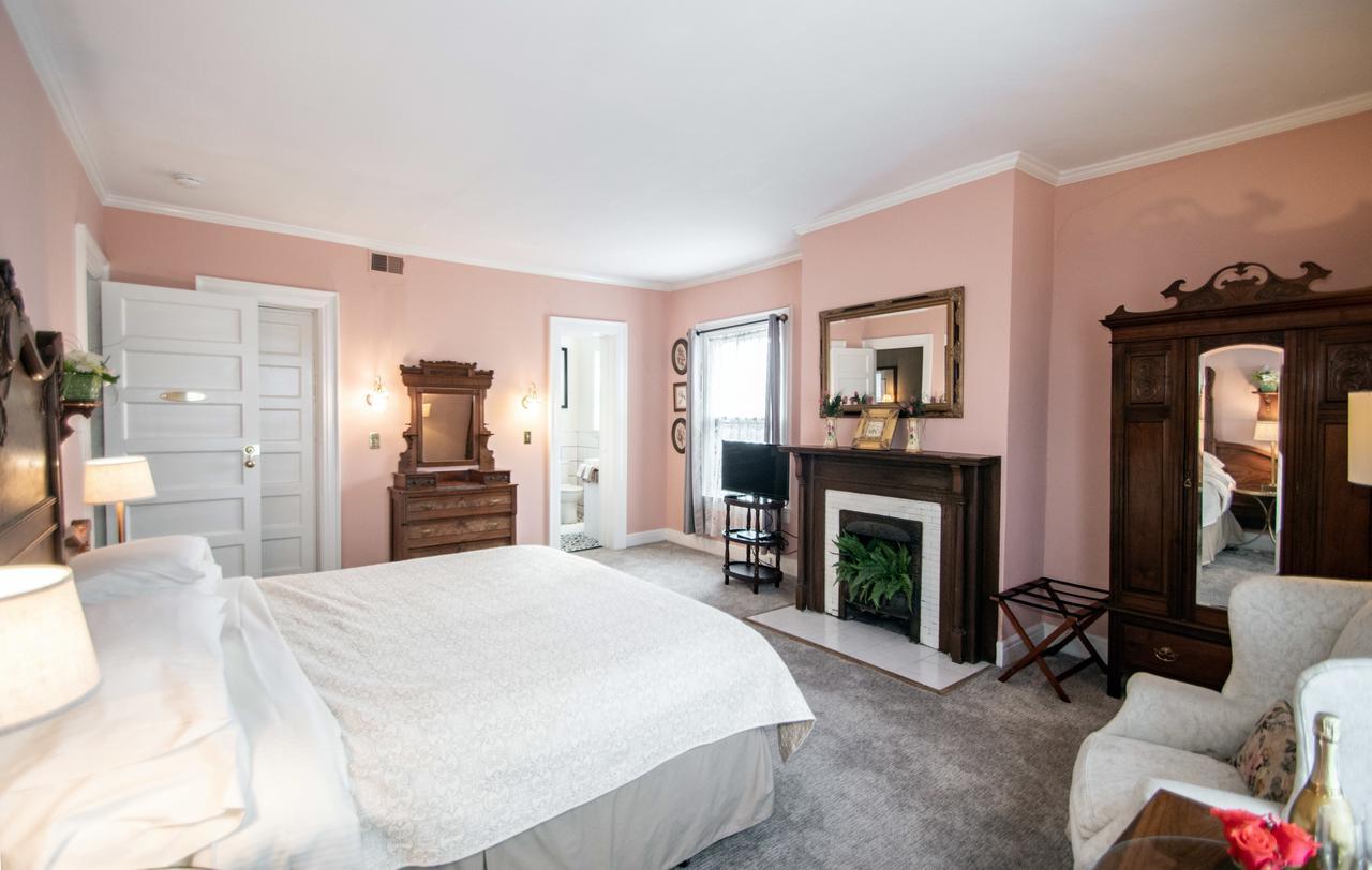 | Looking Glass Inn