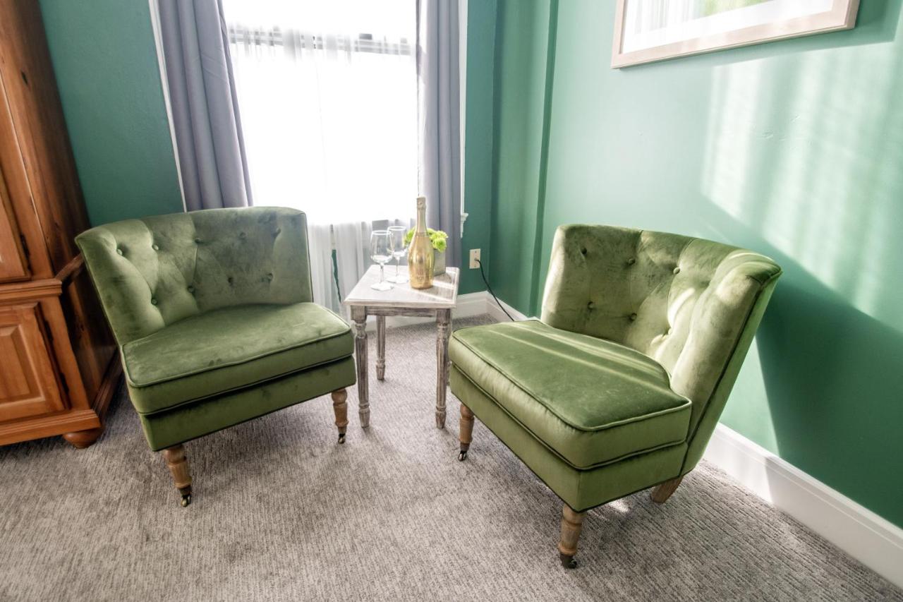 | Looking Glass Inn