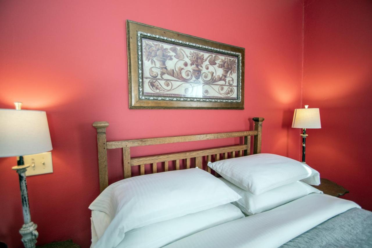 | Looking Glass Inn