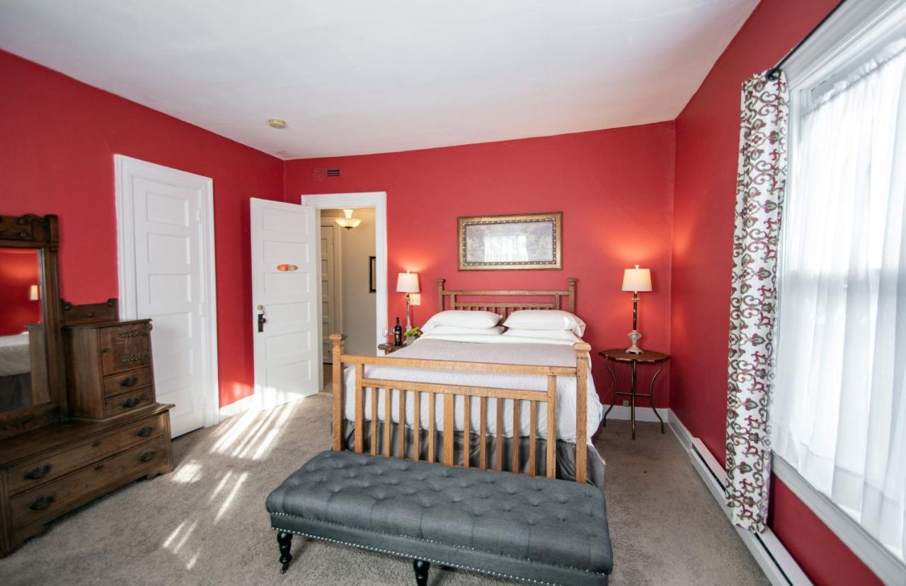 | Looking Glass Inn