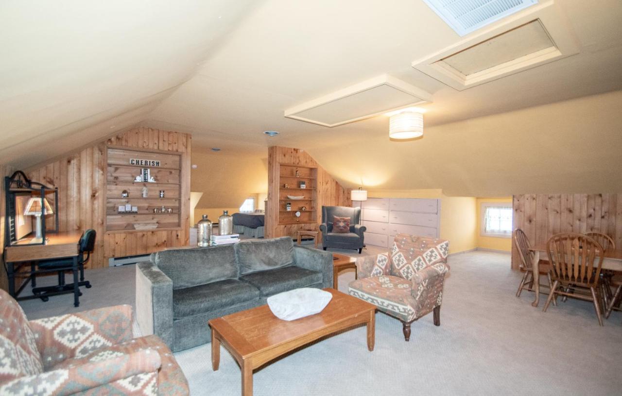 | Looking Glass Inn