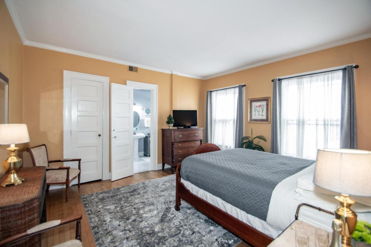 | Looking Glass Inn