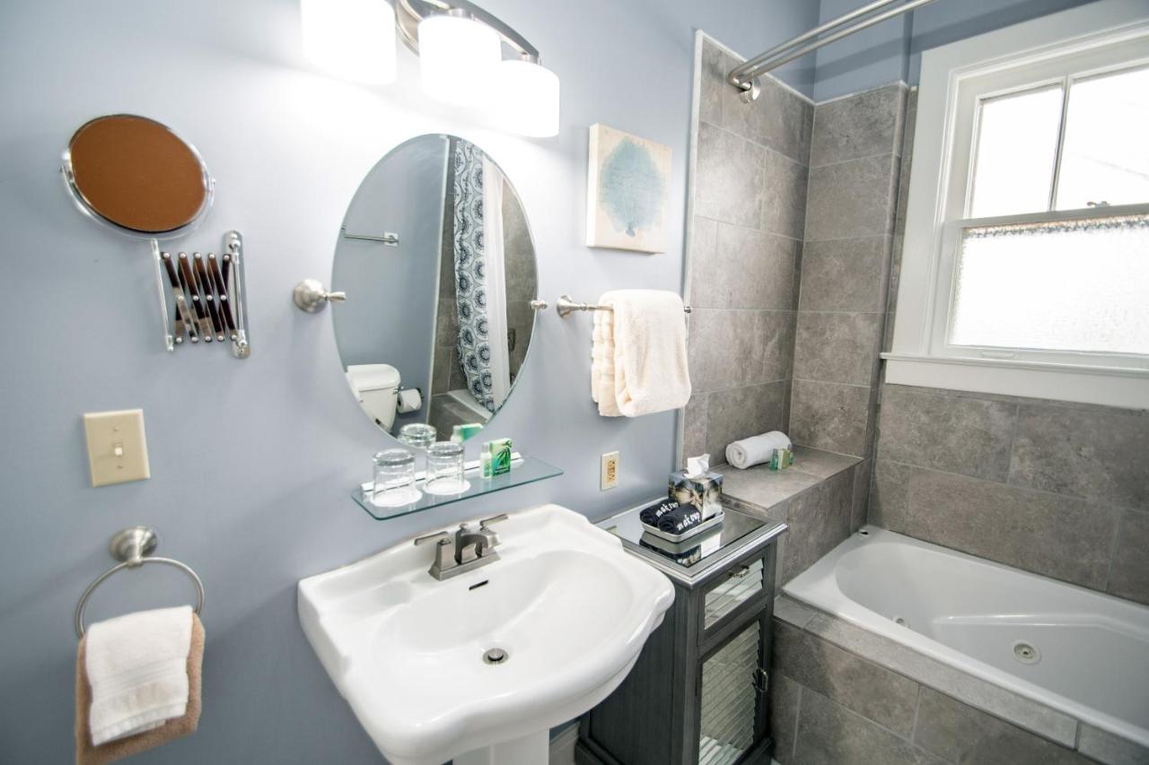 | Looking Glass Inn
