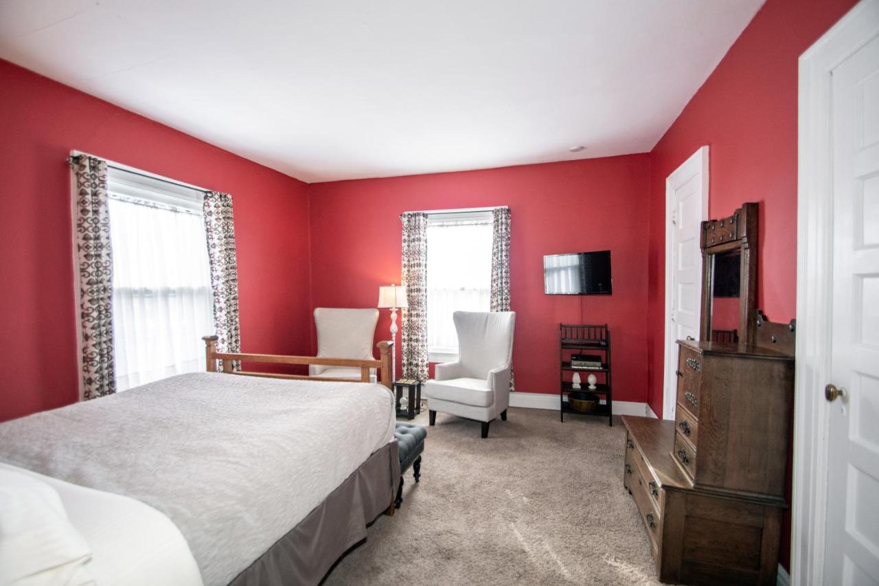| Looking Glass Inn