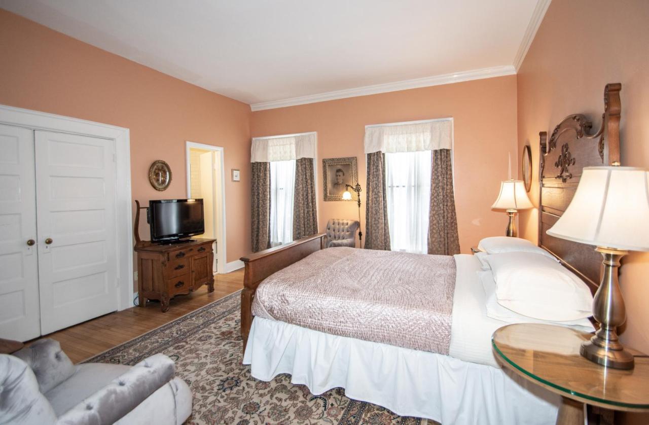 | Looking Glass Inn