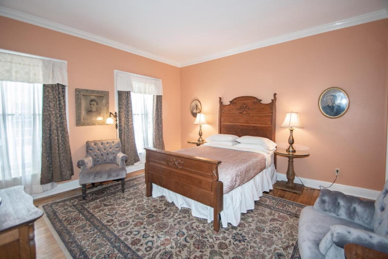 | Looking Glass Inn