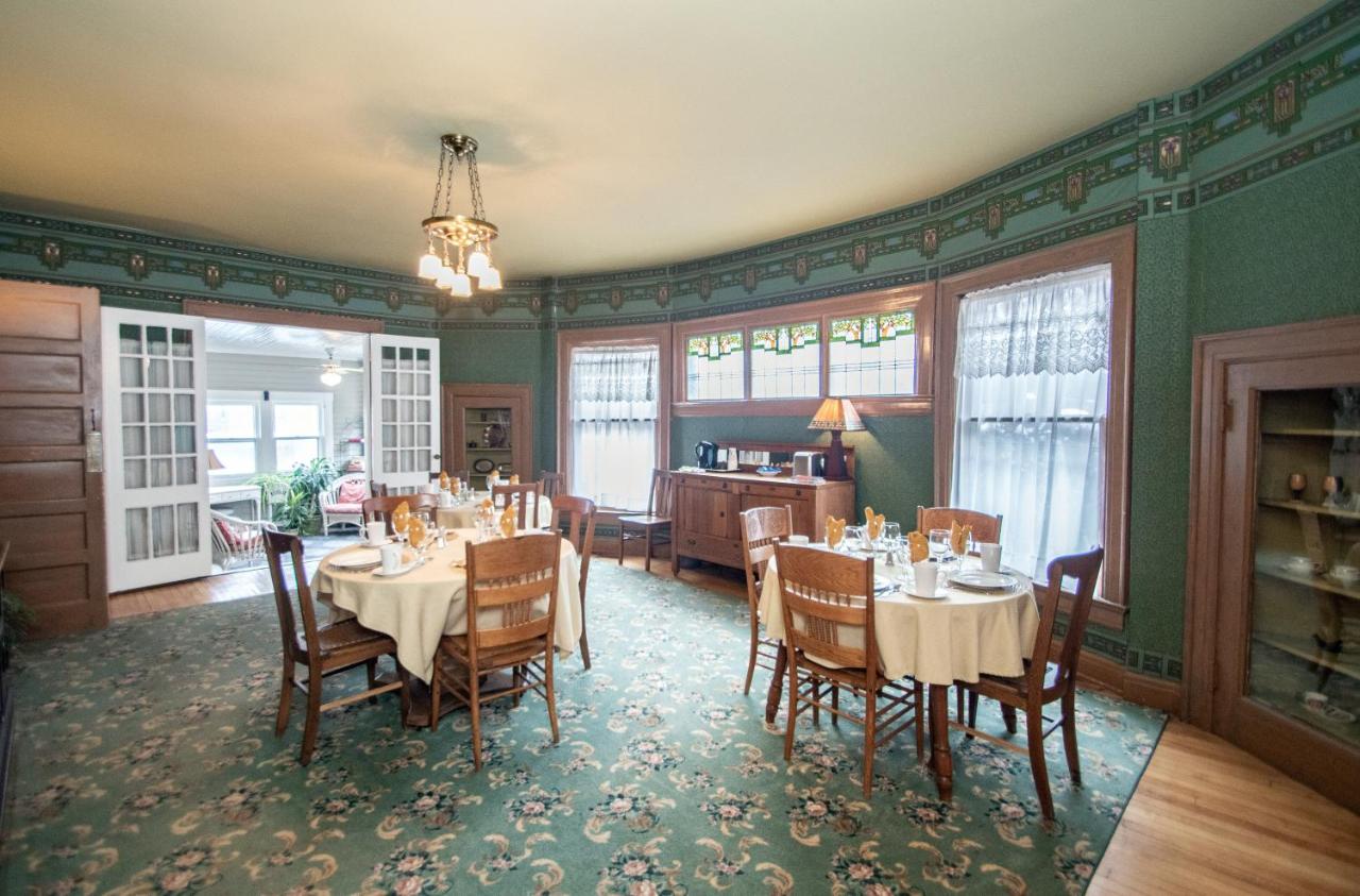 | Looking Glass Inn