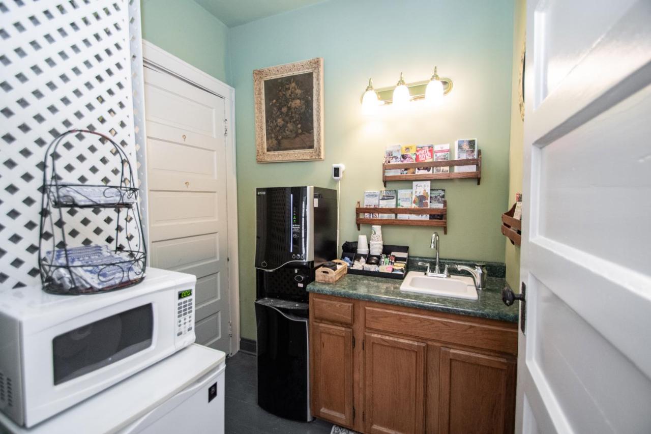 | Looking Glass Inn