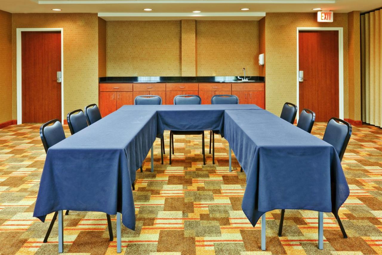 | Holiday Inn Express Hotel & Suites Memphis/Germantown, an IHG Hotel