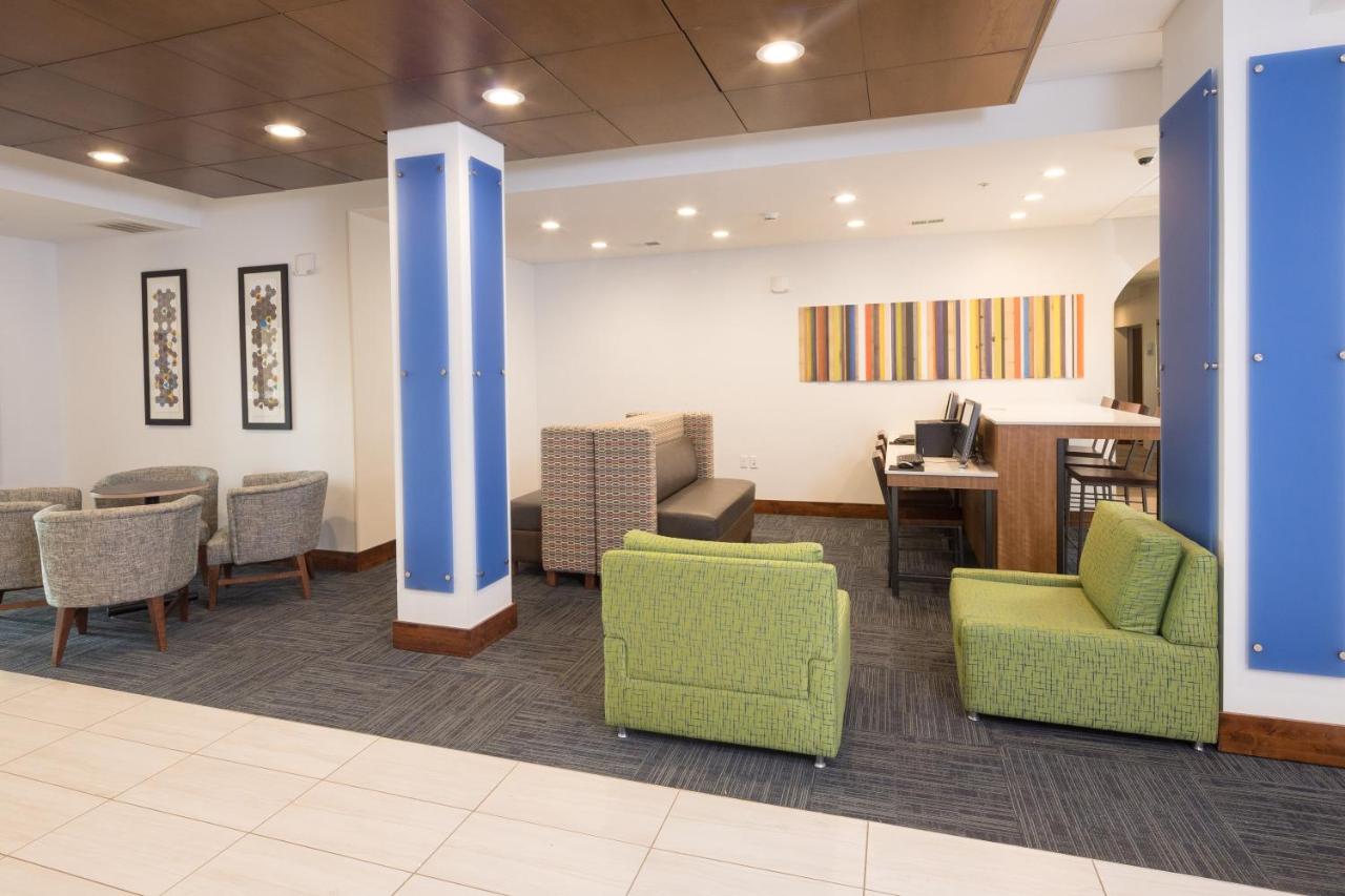  | Holiday Inn Express Hotel & Suites Detroit - Utica