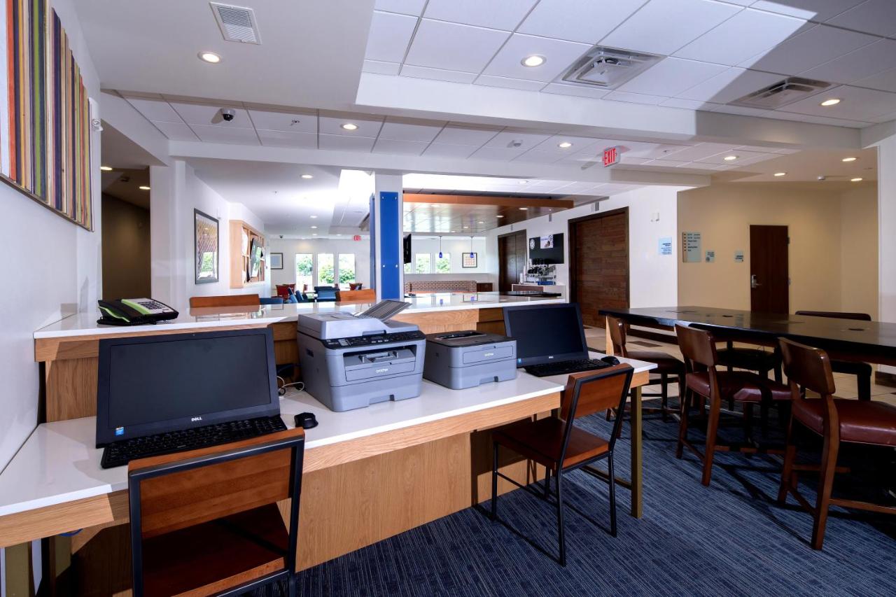| Holiday Inn Express Rochester Hills, an IHG Hotel