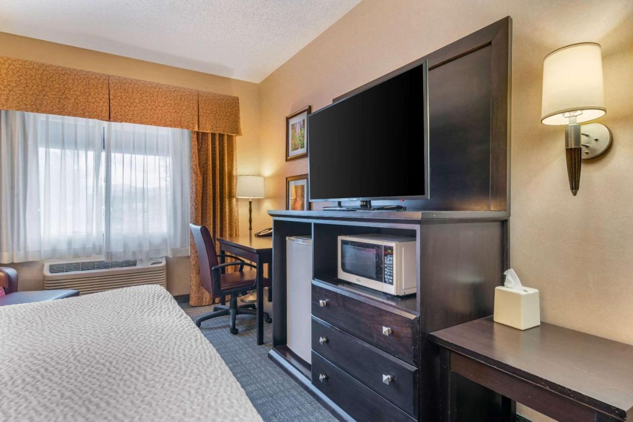 Queen Room with Two Queen Beds - Non-Smoking at Clarion Pointe Medford