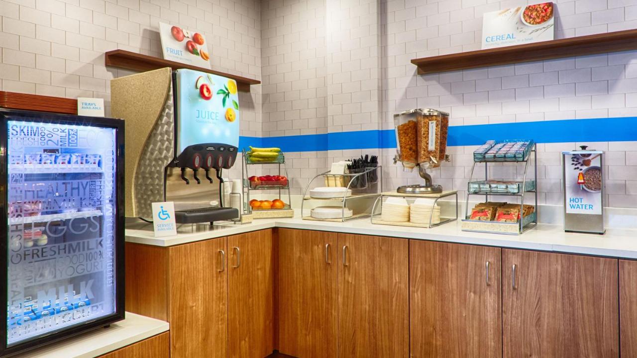 | Holiday Inn Express Bordentown - Trenton South, an IHG Hotel