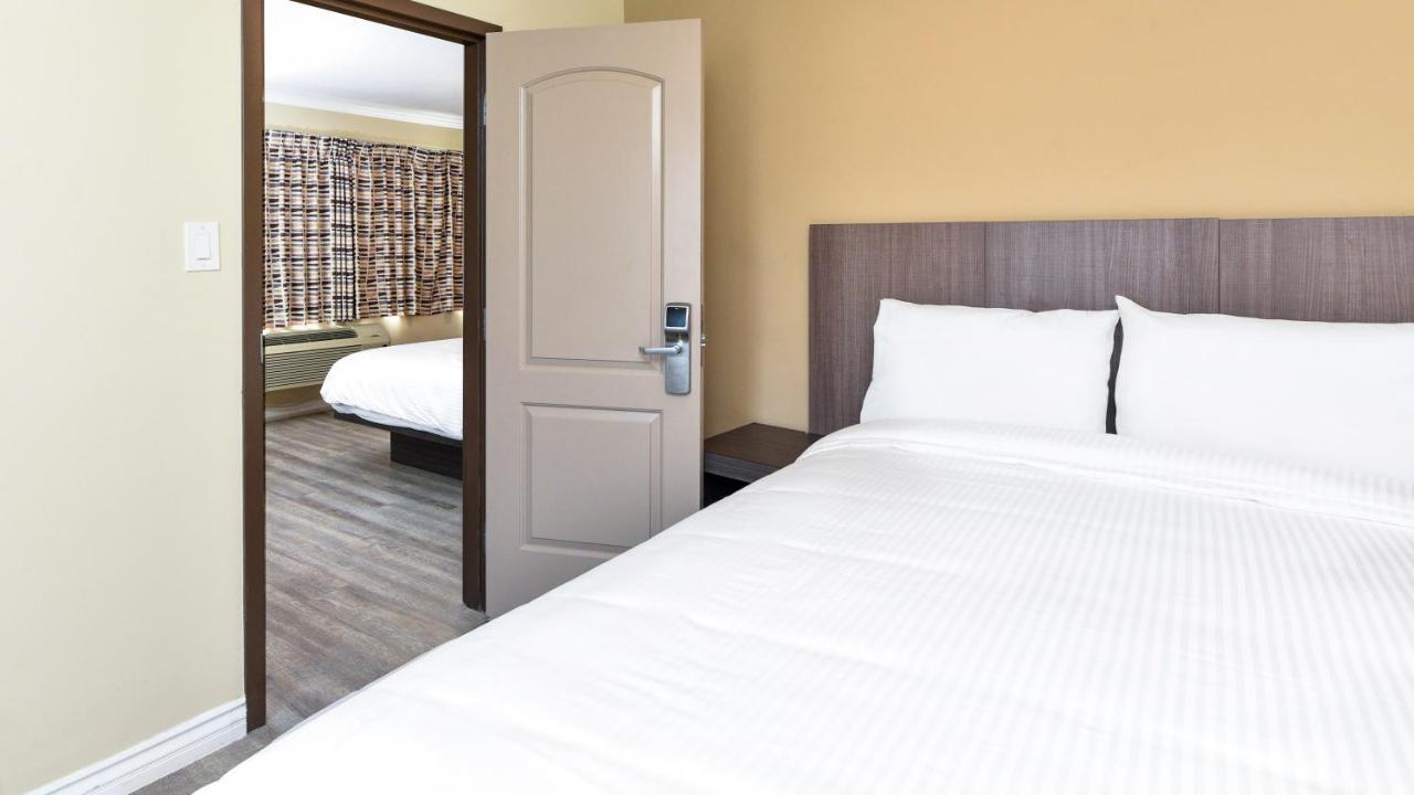 King Suite at Sea Rock Inn - Long Beach