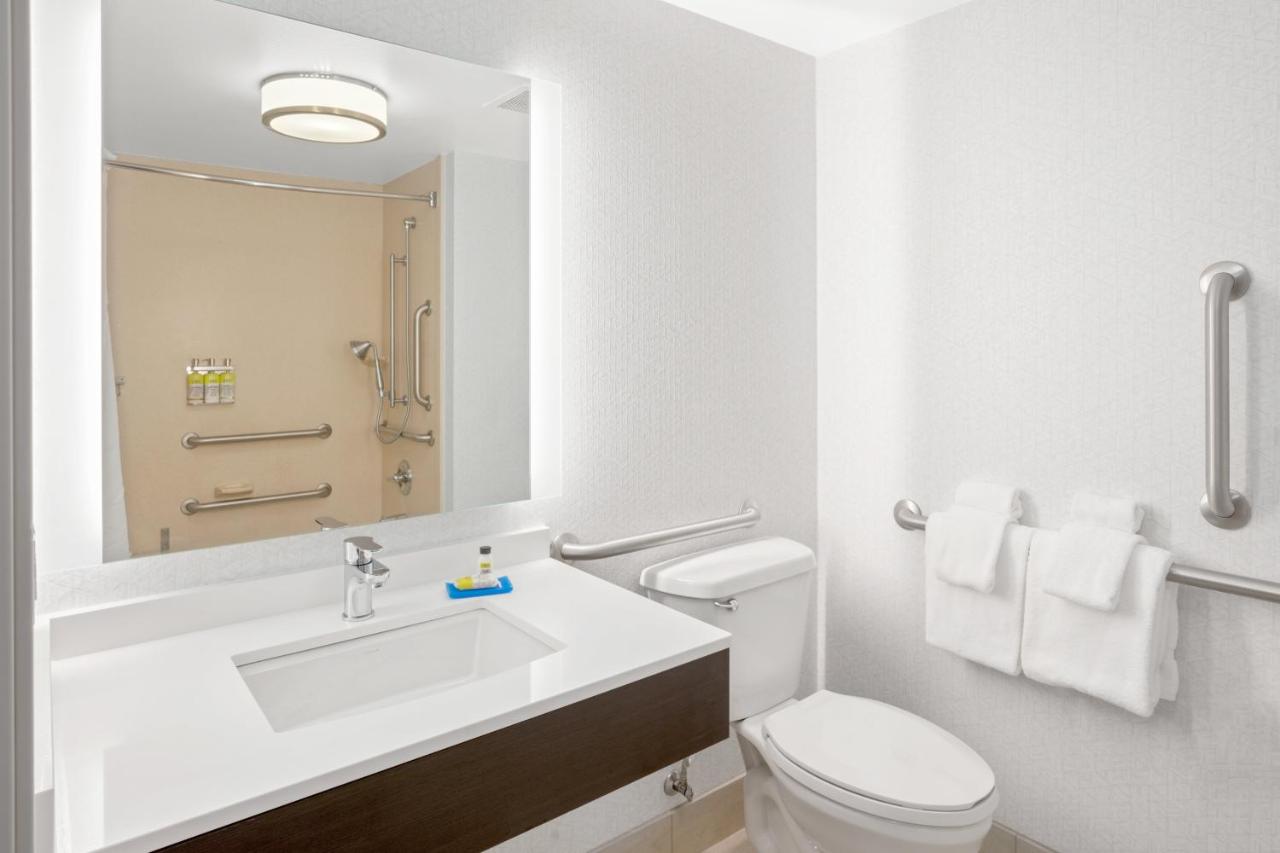 King Room with Bath Tub - Disability Access at Holiday Inn Express & Suites Marysville by IHG